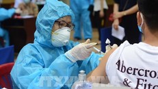 Một công dân Pháp đang sinh sống và làm việc tại Thành phố Hồ Chí Minh được tiêm chủng vaccine phòng COVID-19. (Ảnh: TTXVN phát)