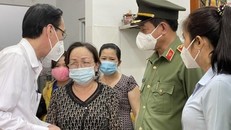 Đoàn lãnh đạo TPHCM và quận 6 động viên gia đình Thượng uý Phan Tấn Tài. (Ảnh: Lao Động)