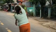 Bà Tuyền xông vào đánh công an. (Ảnh: Vietnamnet)