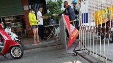 Bí thư Đảng ủy phường Tân Mai, Hà Nội (áo trắng) đã bị Chủ tịch UBND phường Tân Mai ra quyết định xử phạt 2 triệu đồng vì ra đường không đeo khẩu trang.