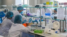 Nhân viên công ty Nanogen (Khu công nghệ cao, quận 9, TP HCM) nghiên cứu sản xuất vaccine Nanocovax, tháng 12/2020. Ảnh: Quỳnh Trần