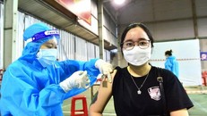 Tiêm vắc xin Vero Cell của Sinopharm cho người dân TP.HCM - Ảnh: DUYÊN PHAN