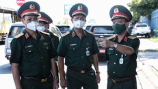 Chiều 22/8, Phó tổng tham mưu trưởng Quân đội Nhân dân Việt Nam Ngô Minh Tiến đi thị sát các chốt kiểm soát trên địa bàn TP.HCM, dặn dò cán bộ chiến sĩ trước giờ siết chặt giãn cách toàn TP. Từ phải qua trái là trung tướng Ngô Minh Tiến, Tư lệnh Quân khu 7 Nguyễn Trường Thắng và Tư lệnh Bộ Tư lệnh TP.HCM Nguyễn Văn Nam.
