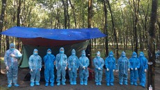 Những người nhập cảnh trái phép bị bắt giữ rạng sáng 21/8. (Ảnh: Thương Trường)