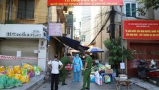 Các biện pháp cách ly tuyệt đối, cách ly tập trung người nguy cơ cao, xét nghiệm... được kích hoạt với tốc độ tối đa tại hai con ngõ 328 và 330 phường Thanh Xuân Trung, quận Thanh Xuân khi số ca dương tính nCoV ở đây tăng đột biến. Riêng ngày 26/8, khu vực này ghi nhận 37 ca nhiễm, nâng tổng số ca mới phát hiện từ 23/8 đến nay qua lên 110. Thanh Xuân là quận có "nguy cơ rất cao" khi 10/11 phường đã xuất hiện ca nhiễm.