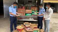 Lực lượng chức năng kiểm tra, thu giữ số hàng hoá nhập lậu được giấu trong xe ô tô tải mang BKS: 20C-200.74 do Đào Ngọc Duy và Nguyễn Đức Duy điều khiển. (Ảnh: Zing)