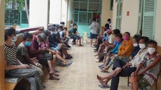 Những người vô gia cư, sống lang thang được quận 4 tập trung để chăm sóc nhằm tránh dịch bệnh lây lan. Ảnh: LĐO