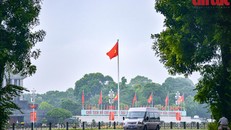 Tuyến đường Bắc Sơn (trước quảng trường Ba Đình) vắng vẻ vì Hà Nội đang trong thời kỳ giãn cách xã hội. (Ảnh: TTXVN)