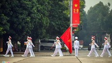 5h50, các chiến sĩ thuộc Đoàn 275 (Bộ Tư lệnh bảo vệ Lăng Chủ tịch Hồ Chí Minh) thực hiện lễ thượng cờ tại Quảng trường Ba Đình. 