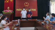Phó Bí thư Thường trực Quận ủy Thanh Xuân Nguyễn Minh Tiến (trái) trao quyết định điều động ông Nguyễn Xuân Hải làm Bí thư Đảng uỷ phường Thanh Xuân Trung, sáng 2/9. Ảnh: Cổng thông tin điện tử Thanh Xuân.