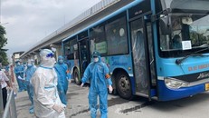 Xe buýt đưa công dân phường Thanh Xuân Trung đi di dời. (Ảnh: TTXVN) 