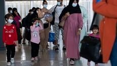 Những người tị nạn Afghanistan tại Sân bay Quốc tế Washington Dulles, Mỹ, ngày 25/8/2021. (Ảnh: AP)