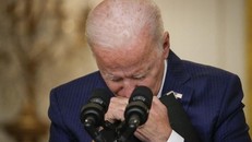 Tổng thống Mỹ Joe Biden phát biểu tại Nhà Trắng hôm 26/8 về hai vụ tấn công bên ngoài sân bay Kabul, Afghanistan khiến hơn 70 người thiệt mạng. Ảnh: AFP.