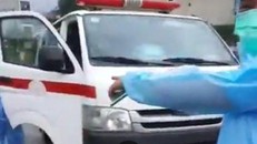 Lực lượng chức năng đưa bệnh nhân đi cấp cứu nhưng bệnh nhân đã tử vong. (Ảnh: Người lao động)