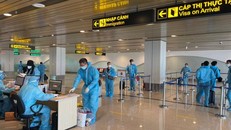 Hành khách làm thủ tục nhập cảnh tại sân bay Vân Đồn. (Ảnh: Người Lao Động)