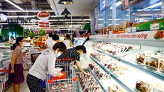 Người dân đi mua thực phẩm ở TP HCM. Ảnh: Linh Đan