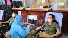 Cán bộ chiến sỹ Cục Quản lý xuất nhập cảnh, Bộ Công an trong ngày tham gia hiến máu tình nguyện. (Ảnh: TTXVN)