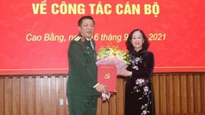 Bà Trương Thị Mai trao quyết định cho ông Trần Hồng Minh - Ảnh: TTXVN