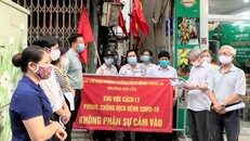 Công bố thông báo dỡ bỏ phong tỏa tại ngõ 68 phố Đội Cấn (Ảnh: Hà Nội mới)