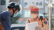 Cảnh sát giao thông kiểm tra giấy đi đường của người dân từ "vùng xanh" vào "vùng đỏ" ở Hà Nội. (Ảnh: Tuổi trẻ) 