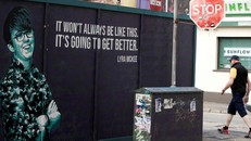 Một bức tranh tưởng niệm nhà báo Lyra McKee tại Bắc Ireland. (Ảnh: New York Times)