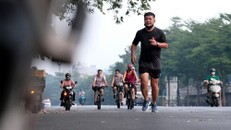 Chỉ một ngày sau khi Hà Nội tiến hành nới lỏng giãn cách và thực hiện Chỉ thị 15 của Chính phủ rất nhiều người đổ ra đường tập thể dục, quên đeo khẩu trang, vi phạm công tác phòng, chống dịch COVID-19. (Ảnh: Tiền Phong)