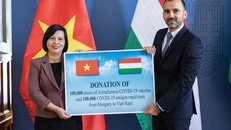 Đại sứ Việt Nam tại Hungary Nguyễn Thị Bích Thảo và Phó Quốc vụ khanh Bộ Ngoại giao và Kinh tế Đối ngoại Hungary István Joó. (Ảnh: VOV)