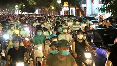 Biển người và phương tiện di chuyển theo hướng Quảng trường Đông Kinh Nghĩa Thục – Lê Thái Tổ. (Ảnh: TTXVN)