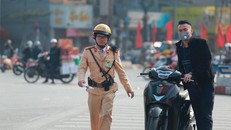 Cảnh sát giao thông Hà Nội xử lý một trường hợp không đội mũ bảo hiểm khi tham gia giao thông.