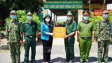 Phó Chủ tịch nước Võ Thị Ánh Xuân thăm, tặng quà các chiến sĩ biên phòng thuộc Chốt cảnh giới biên phòng Cầu Trắng - Đồn Biên phòng cửa khẩu quốc tế Mộc Bài. (Ảnh: TTXVN)