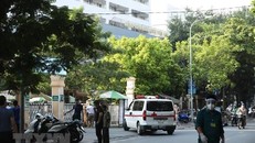 Phong tỏa tạm thời khu D của Bệnh viện Việt Đức. (Ảnh: Minh Quyết/TTXVN)