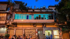 Bệnh viện Hữu nghị Việt Đức tổ chức lấy mẫu toàn bộ người nhà, bệnh nhân, nhân viên y tế trong tòa nhà với khoảng 1.400 người. Ảnh: Việt Linh.