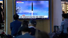 Người dân Hàn Quốc theo dõi cuộc thử nghiệm tên lửa siêu thanh ngày 28/9 của Triều Tiên trên một bản tin. (Ảnh: AP)