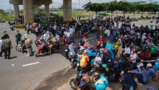 Hàng trăm người dân đi xe máy để về quê đang tập trung tại cửa ngõ phía đông TP.HCM. (Ảnh: Zing)