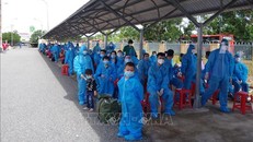 Các công dân trở về tập trung chờ lấy mẫu xét nghiệm nhanh SARS-CoV-2. (Ảnh: TTXVN)