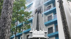 Cảnh sát điều xe thang và lực lượng cứu hỏa đến dập tắt đám cháy. Ảnh: A.N. 