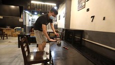 Tại quán cà phê 37 đường Cù Chính Lan (phường Khương Mai, quận Thanh Xuân), khi nghe tin được mở cửa trở lại từ 6 giờ ngày 14/10, anh Thuận chủ quán đã tiến hành dọn dẹp cửa hàng ngay trong tối 13/10. (Ảnh: TTXVN)