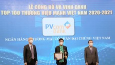 Đại diện Ngân hàng TMCP Đại Chúng Việt Nam (PVcomBank) nhận bằng khen và cup vinh danh Thương hiệu mạnh Việt Nam.