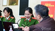 Một Đại uý công an Hà Nội đang lấy vân tay làm CCCD cho nhân dân. (Ảnh: Vietnamnet)