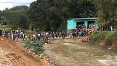 Hiện trường nơi hai em học sinh đi tập xe đạp bị ngã xuống cống ngầm, một em mất tích. (Ảnh: Dân Trí)