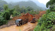  Các lực lượng chức năng khẩn trương giải phóng đất, đá để thông tuyến đường 435. Ảnh: Thanh Hải/TTXVN