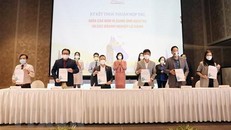 Đại diện các doanh nghiệp du lịch, công ty lữ hành ký kết hợp tác. (Ảnh: Mỹ Phương/TTXVN)