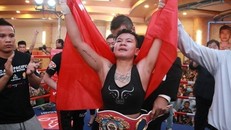 Niềm vui sau khi giành đai vô đich WBO của võ sĩ Nguyễn Thị Thu Nhi. (Ảnh: TN)