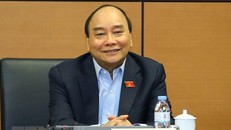 Chủ tịch nước Nguyễn Xuân Phúc, đại biểu Quốc hội Thành phố Hồ Chí Minh thảo luận ở tổ. (Ảnh: Văn Điệp/TTXVN)