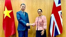 Đại tướng Tô Lâm, Bộ trưởng Công an và Bộ trưởng Nội vụ Anh Priti Patel tại buổi hội đàm. (Ảnh: Bộ Công an)