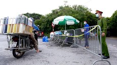 Chốt phong toả tại thôn Bạch Trữ, xã Tiến Thắng luôn có lực lượng chức năng túc trực, kiểm soát chặt việc ra, vào. (Ảnh: TTXVN)