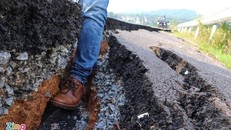 Một đoạn sạt lở trên đường dẫn tuyến cao tốc 34.500 tỷ. - Ảnh: Zing.vn