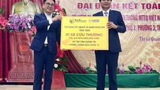 Đại diện Tập đoàn T&T Group trao tặng 1 xe cứu thương hỗ trợ tỉnh Quảng Trị phòng, chống dịch COVID-19.