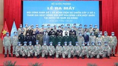 Thượng tướng Hoàng Xuân Chiến - Thứ trưởng Bộ Quốc phòng cùng tùy viên quân sự các nước tại Việt Nam với Đội công binh số 1 và Bệnh viện dã chiến cấp 2 số 4 tại buổi lễ. (Ảnh: Trọng Đức/TTXVN)