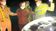 Đối tượng Phan Lê Huy bị phát hiện và bắt giữ khi vận chuyển, tàng trữ trái phép ma túy và vũ khí trên xe. (Ảnh: TTXVN) 